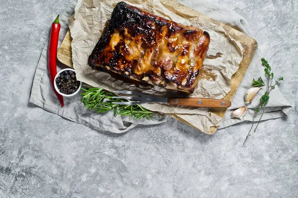 Barbecue Varkensribbetjes Grijze Achtergrond Bovenaanzicht Ruimte Voor Tekst — Stockfoto