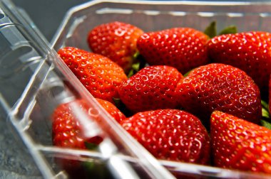 Çilek paket. Siyah arka plan, yan görünüm, yakın çekim