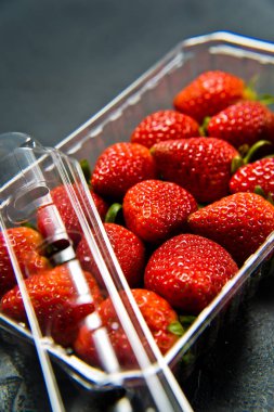 Çilek paket. Siyah arka plan, yan görünüm, yakın çekim