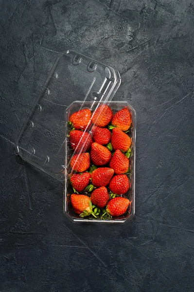 Plastic Verpakkingen Van Aardbeien Zwarte Achtergrond Bovenaanzicht Ruimte Voor Tekst — Stockfoto