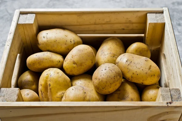 Πατάτες Ένα Ξύλινο Κουτί Σούπερ Μάρκετ Γκρι Φόντο Πλάγια Όψη — Φωτογραφία Αρχείου