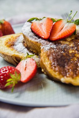 Çilek ve akçaağaç şurubu tost. Gri arka plan, yan görünüm, yakın çekim