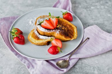 Çilek ile Fransız tostu. Gri arka plan, üstten görünüm
