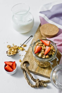 Granola, çilek ve yoğurt ile Servis Kahvaltı. Beyaz arka plan, üstten görünüm.
