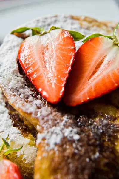 French Toast Mit Erdbeeren Und Ahornsirup Grauer Hintergrund Seitenansicht Nahaufnahme — Stockfoto