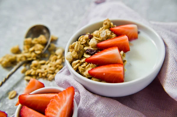 Desayuno Con Muesli Fresas Yogur Fondo Gris Vista Superior Primer —  Fotos de Stock