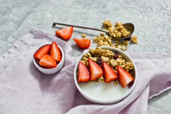 Desayuno Con Muesli Fresas Yogur Fondo Gris Vista Superior —  Fotos de Stock