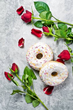 Beyaz çörek ile sprinkles. Gri arka plan, üstten görünüm