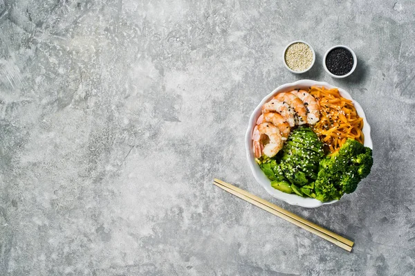 Buddha Bowl Met Garnalen Avocado Wortel Broccoli Rijst Evenwichtige Voeding — Stockfoto