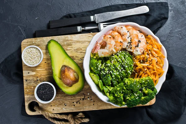 Tazón Comida Sana Equilibrada Ingredientes Camarones Avacado Zanahorias Brócoli Arroz —  Fotos de Stock