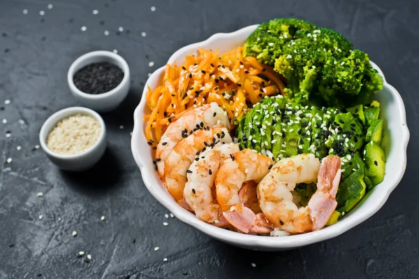 Bir kase sağlıklı dengeli yiyecek. Siyah arka plan, üstten görünüm, metin için yer