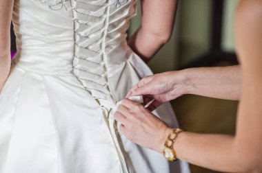 Gelin lüks bir gelinlik giyiyor