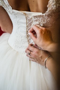 Annemin elleri gelin gelinlik korse kravat