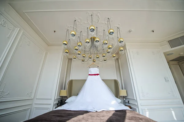 Vestido Novia Blanco Novia Colgando Lámpara Araña Habitación Del Hotel — Foto de Stock