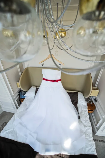 Vestido Novia Blanco Novia Colgando Lámpara Araña Habitación Del Hotel — Foto de Stock