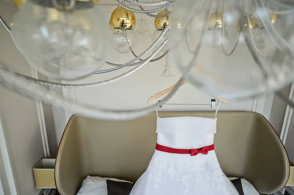 Vestido Novia Blanco Novia Colgando Lámpara Araña Habitación Del Hotel — Foto de Stock
