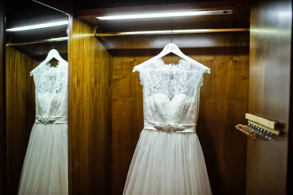 Vestido Novia Blanco Colgado Armario Madera — Foto de Stock