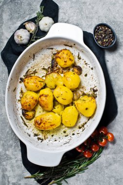 Fırında patates pişirme çanağı içinde. Gri arka plan, üstten görünüm