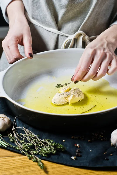 Chef Añade Tomillo Plato Para Hornear Concepto Cocinar Patatas Horneadas — Foto de Stock