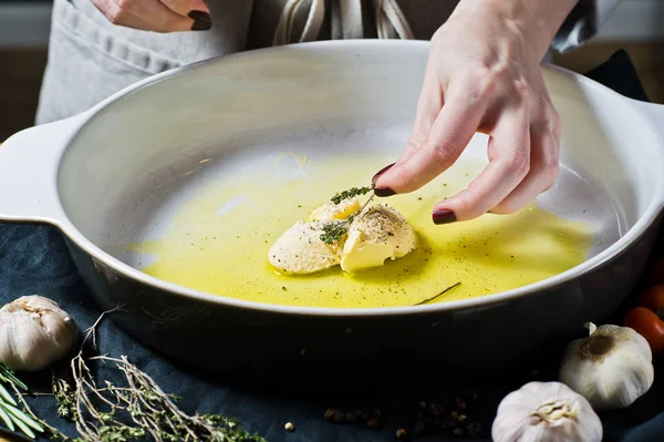 Chef Acrescenta Tomilho Assadeira Conceito Cozinhar Batatas Assadas Fundo Preto — Fotografia de Stock