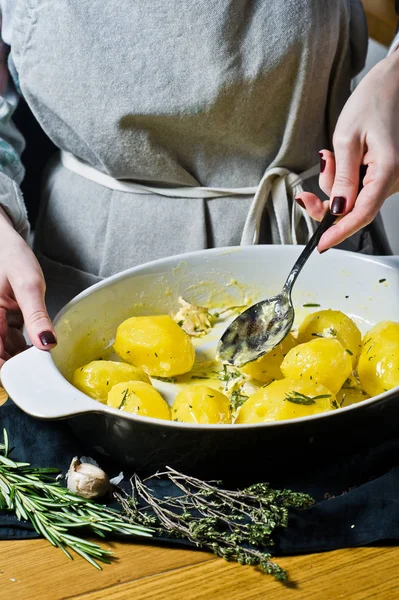 Chef Cuisine Des Pommes Terre Cuites Four Arrière Plan Noir — Photo