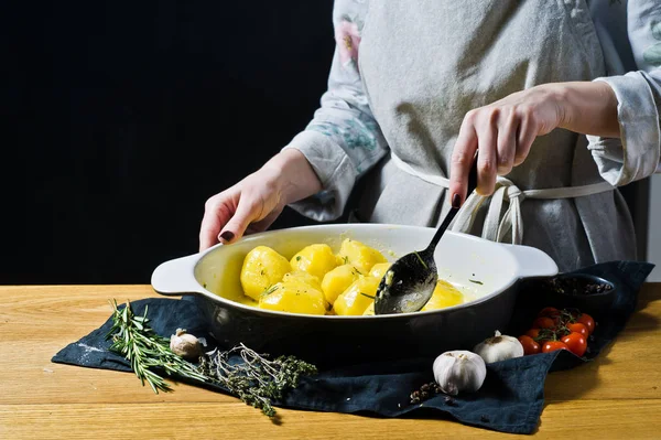 Chef Marinade Les Pommes Terre Avec Des Épices Huile Olive — Photo