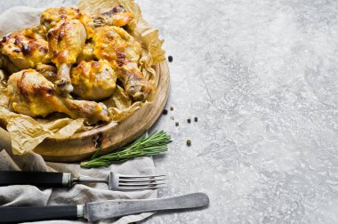 Barbekü tavuk budu ile Kraft kağıt tepsisindeki. Gri arka plan, üstten görünüm, metin için yer.