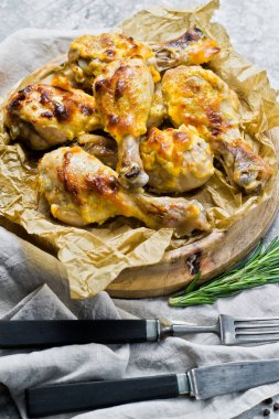 Kızarmış tavuk budu kaydıraklı tepsi. Gri arka plan, üstten görünüm.