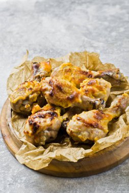 Izgara tavuk budu. Gri arka plan, üstten görünüm, metin için yer.