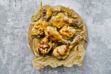 Izgara tavuk budu. Gri arka plan, üstten görünüm, metin için yer.