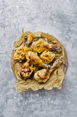 Izgara tavuk budu. Gri arka plan, üstten görünüm, metin için yer.