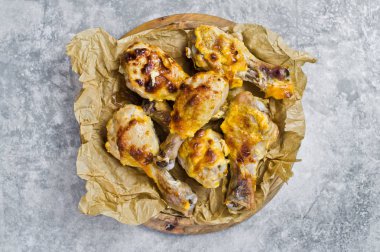 Tavuk budu Kraft kağıt üzerinde pişmiş. Gri arka plan, üstten görünüm