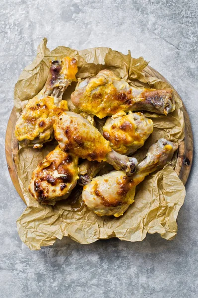 Tavuk budu Kraft kağıt üzerinde pişmiş. Gri arka plan, üstten görünüm
