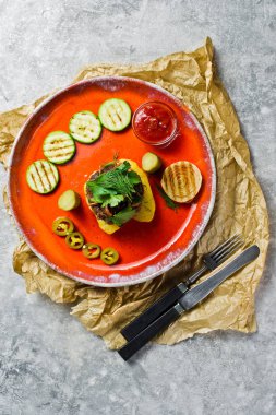 Sığır eti biftek ızgara sebze, kabak, soğan, biber ile