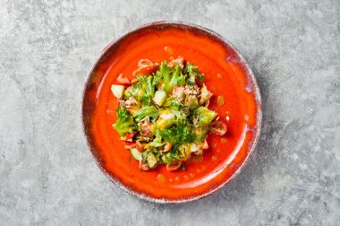 Cherry domates, salatalık, yeşil salata ile Akdeniz salatası,