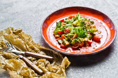 Yeşil salata ile domates, salatalık, salata, avakado çapraz