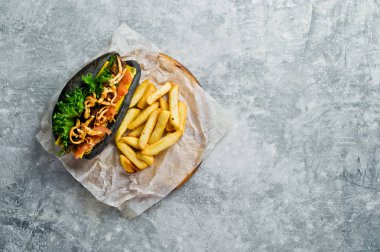 Sığır sosis ve karamelize soğan siyah çörek sosisli.