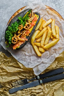 Sığır eti kebabı ve karamelize soğan sosisli. Gri arka plan,