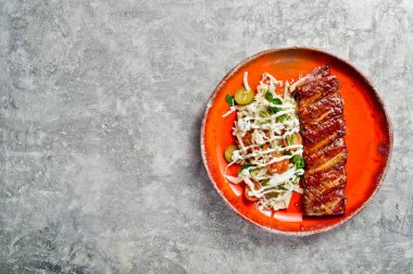 Barbekü Domuz kaburga. Gri arka plan, üstten görünüm, metin için yer