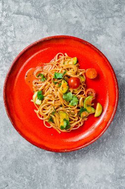 Spagetti domates, avakado ve kabak, vejetaryen cuisin