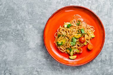 Spagetti domates, avakado ve kabak, vejetaryen cuisin