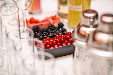 restoranda bir masada kırmızı kuş üzümü kabı