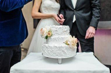 Gelin ve damat geleneksel düğün pastanı kesme