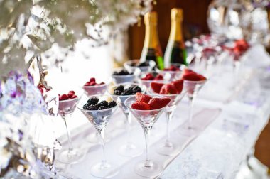 Camları ahududu, çilek, böğürtlen üzerinde buz ba