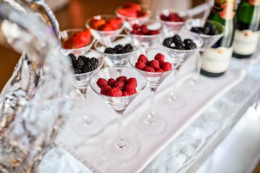 Camları ahududu, çilek, böğürtlen üzerinde buz ba