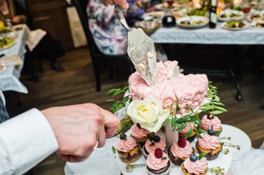 Damat pembe düğün pastasını keser