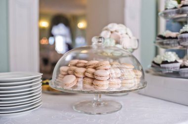 Cam vazoda acıbadem kurabiyesi kurabiye. Restoran tatlı tablo,
