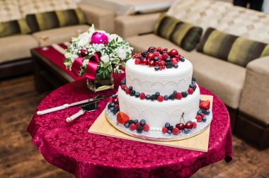 Ahududu, çilek, blackberrie ile klasik düğün pastası