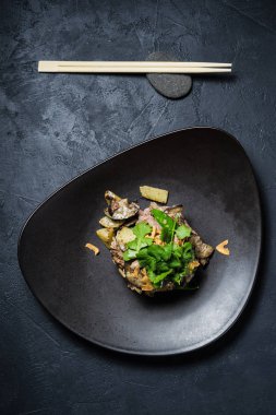 Pişmiş Dana bonfile salatası ve patlıcan, koyu arka plan