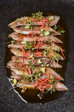 Sashimi ton balığı carpaccio, siyah arka plan, üstten görünüm